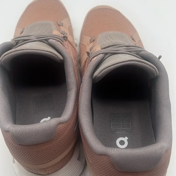 BNWT - ON CLOUD CLOUD 5 ROSEBROWN FOG - SIZE 10