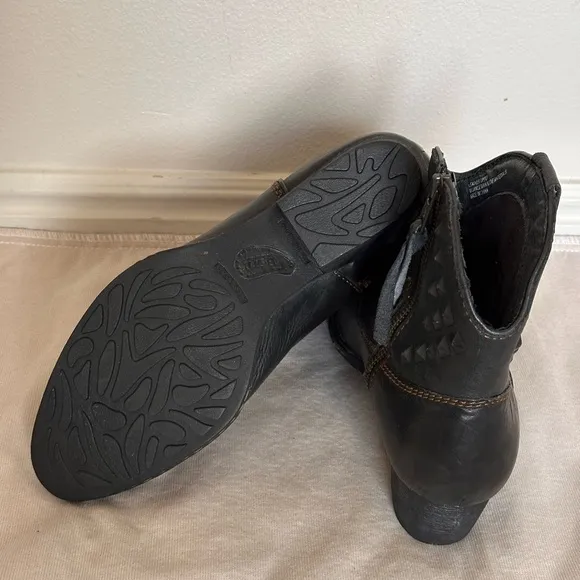 Born Jin Western Style Ankle Boots Size 9.5 Textured Leather