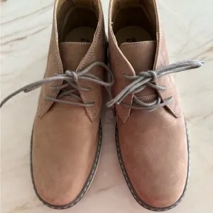 Boys Johnston &amp; Murphy ankle boots. Boys