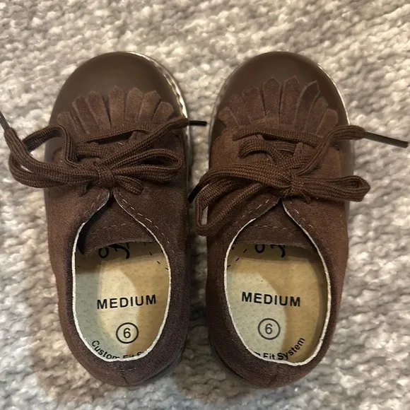 Brand New FootMates Brown classic Oxford Shoes with Fringe Detail size 6