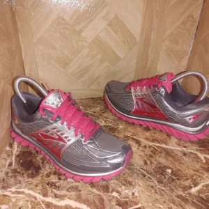 Brooks women's Glycerin 14 running shoes gray size 6.     A174