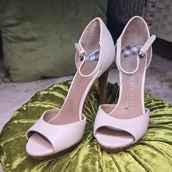 Burberry Women's Heels Size 38 1/2. Size 7.5 US. NEW!  Luxury. Designer.
