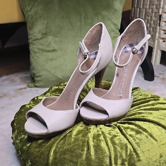 Burberry Women's Heels Size 38 1/2. Size 7.5 US. NEW!  Luxury. Designer.