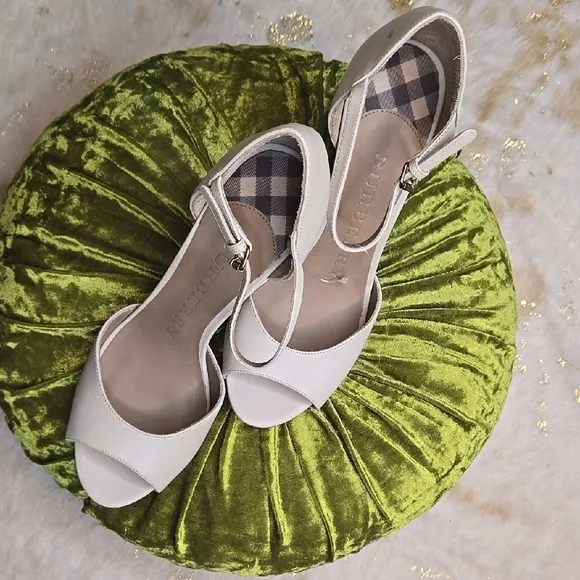 Burberry Women's Heels Size 38 1/2. Size 7.5 US. NEW!  Luxury. Designer.