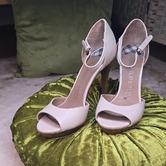 Burberry Women's Heels Size 38 1/2. Size 7.5 US. NEW!  Luxury. Designer.