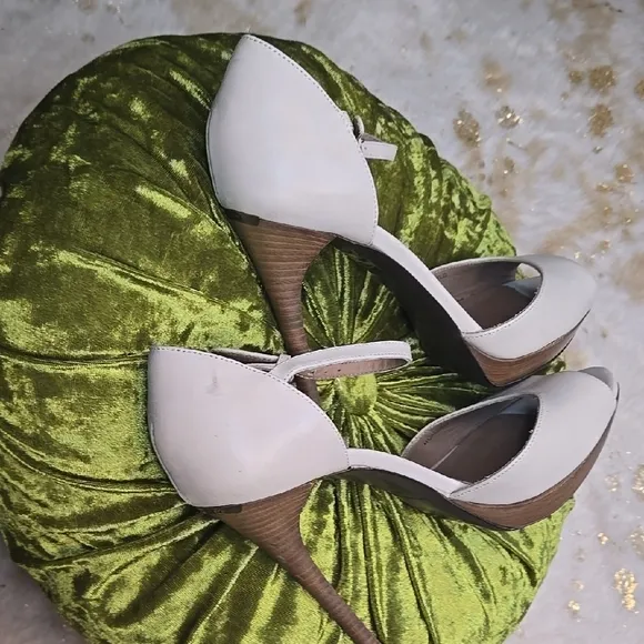 Burberry Women's Heels Size 38 1/2. Size 7.5 US. NEW!  Luxury. Designer.