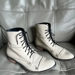 Charles David Leather Ankle Cream Lace-Up Boots Sz 6.5 Made in Italy Classic
