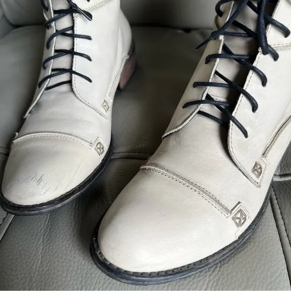 Charles David Leather Ankle Cream Lace-Up Boots Sz 6.5 Made in Italy Classic