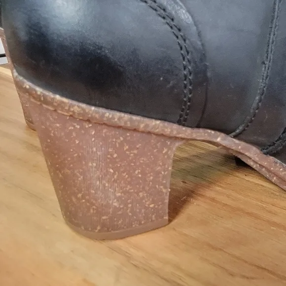 Clarks Leather Sashlin Aleta Bootie Heeled Boots Shooties Size 9