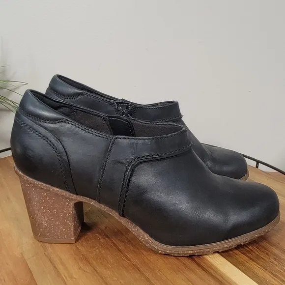 Clarks Leather Sashlin Aleta Bootie Heeled Boots Shooties Size 9