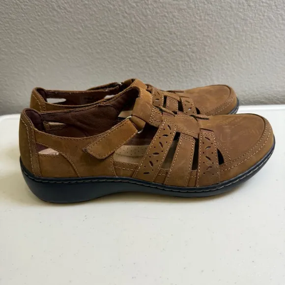 Clarks Womens Cora River Size 8 Shoes Leather Sole Closed Toe Memory Foam Walk