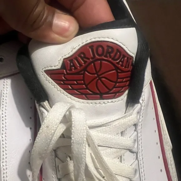 Classic White and Red Men's Sneakers Retro 2 Chicago Vintage
