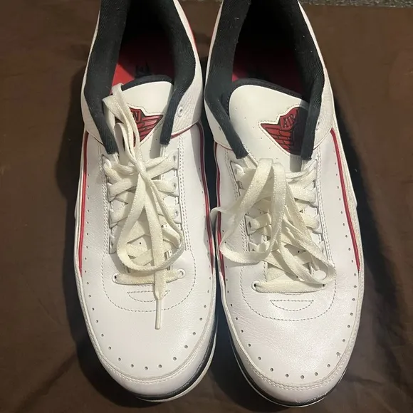 Classic White and Red Men's Sneakers Retro 2 Chicago Vintage