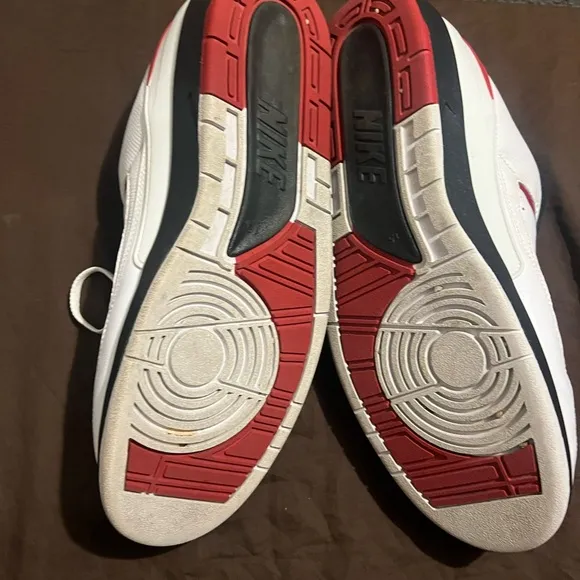 Classic White and Red Men's Sneakers Retro 2 Chicago Vintage