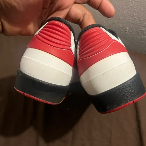 Classic White and Red Men's Sneakers Retro 2 Chicago Vintage