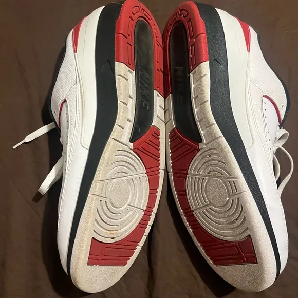 Classic White and Red Men's Sneakers Retro 2 Chicago Vintage