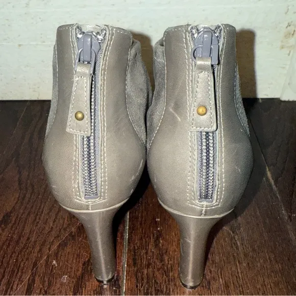 COLE HAAN Women’s Gray Mixed Media Pointed Toe Ankle Boots Size 9