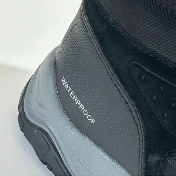 Columbia Black Hiking Boots with Durable Design