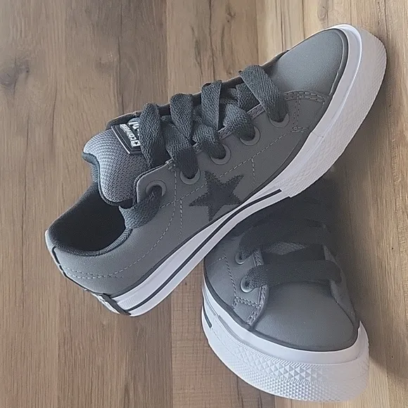 Converse Kids Gray Sneakers. Converse shoes in the box no lid authentic uper tex