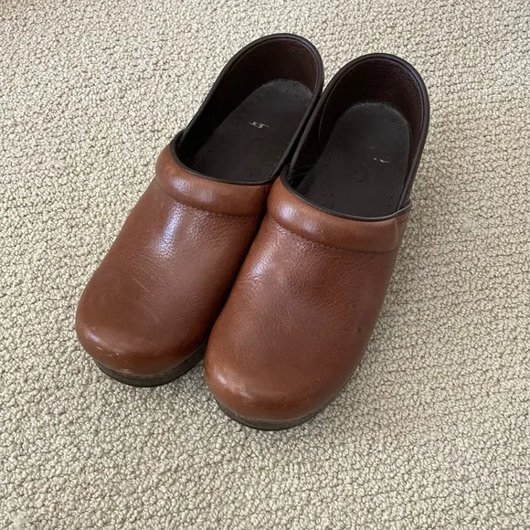 Dansko Brown Clogs Cushioned Heeled Comfort Shoes Women’s Size 39 Like New
