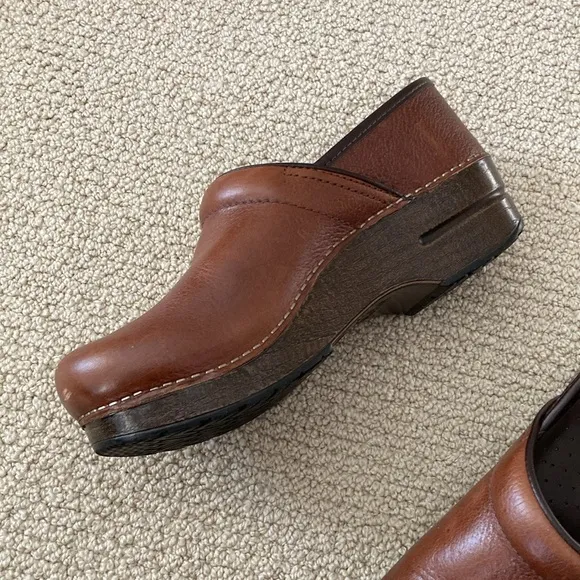Dansko Brown Clogs Cushioned Heeled Comfort Shoes Women’s Size 39 Like New