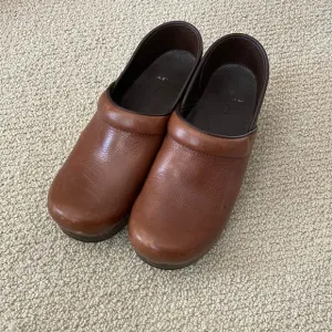 Dansko Brown Clogs Cushioned Heeled Comfort Shoes Women’s Size 39 Like New