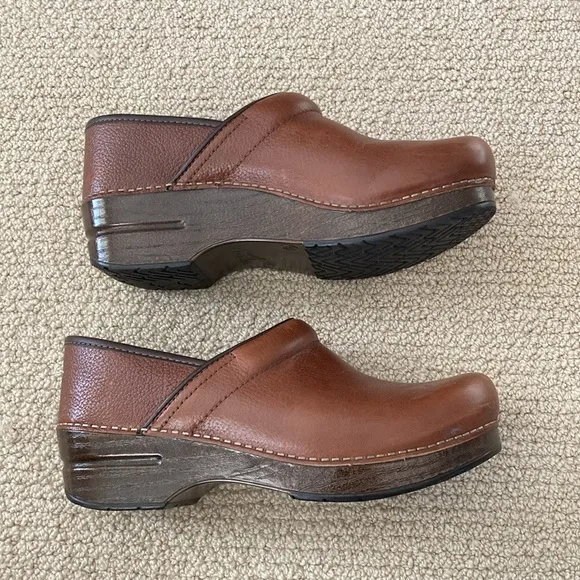 Dansko Brown Clogs Cushioned Heeled Comfort Shoes Women’s Size 39 Like New