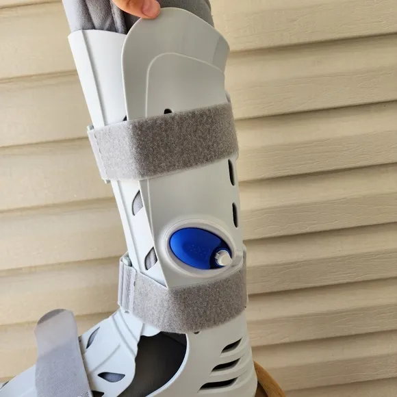 DeRoyal Air pump ankle medical boot walking