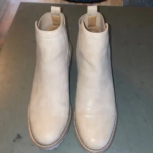 Dolce Vita ankle boots size 10