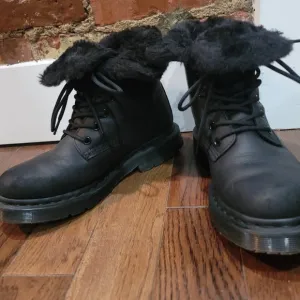 Dr Martens (Docs) sz8 Wintergrip Faux Fur Lined Boots - Lace Up - waterproof