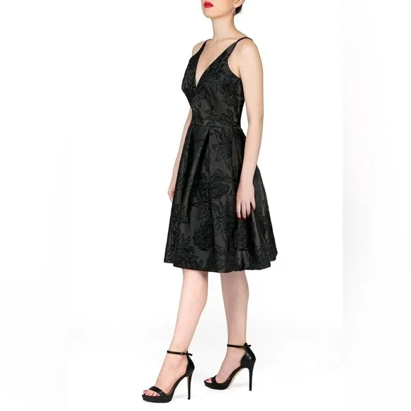 DRESS THE POPULATION COLLETTE FIT &amp; FLARE BLACK  DRESS sz small $282