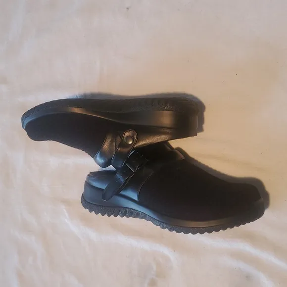 Drew Savannah Super Cushioned Black Sz. 7-7.5 W/WW Buckled Clog Shoes