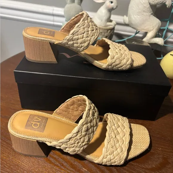 DV by Dolce Vita Women's Light Tan Raffia Woven Sandals - Size 8 Worn 1 day
