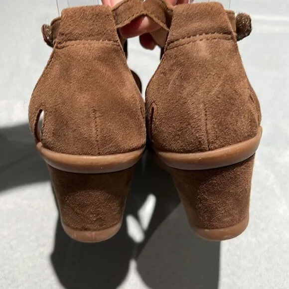 Earth Womens Curvet Wedge Sandal Sz 6B  Suede Cushioned Insole NEW B48