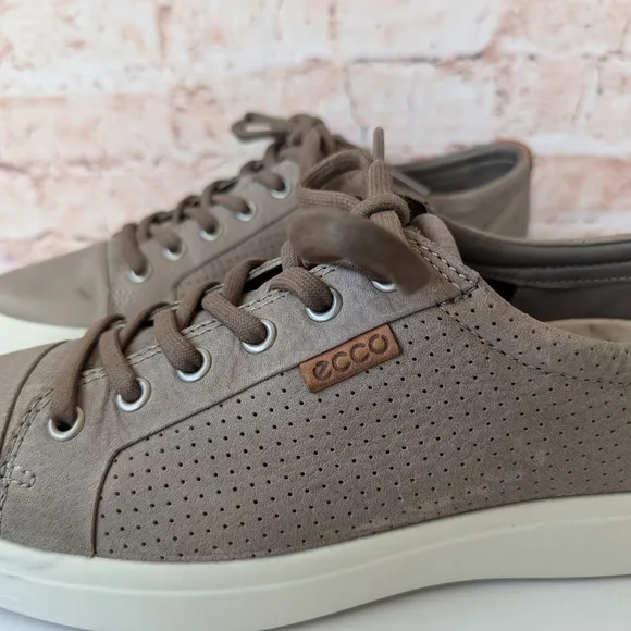 Ecco Mens Soft Leather Sneakers Minimalist Design