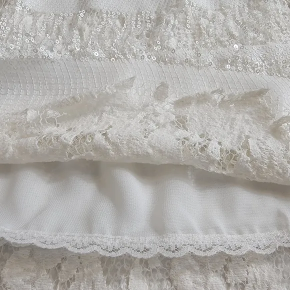 Essenciale luxury sequins and lace lining size cinched waist dress size Medium