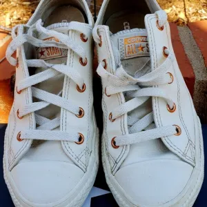 EUC CTAS Converse 358414C White Leather Rose Pink (Jr. 3) KICKS
