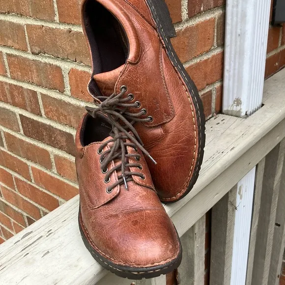 EUC Sz 10 B.O.C brown leather lace up shoes