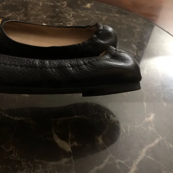 EUC💫TORY BURCH MELINDA Tumbled Leather Ballet Flats 5.5 Black/Gold dressy