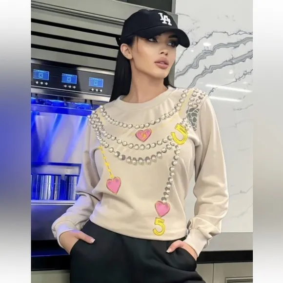 Fashion Printed Sweater One Size Oversized. Printed Design With Pearls.