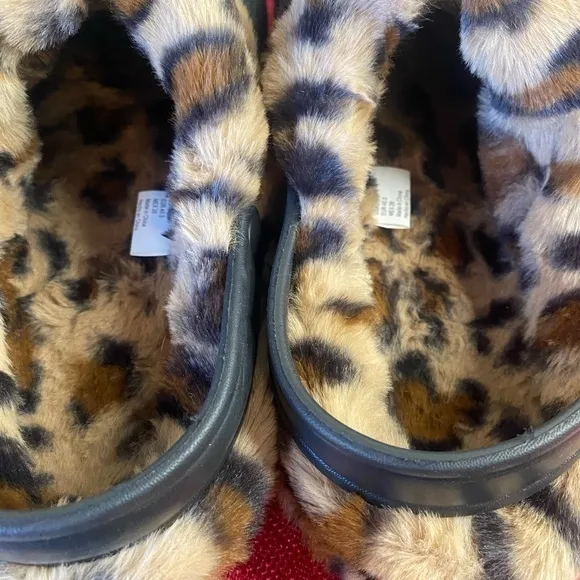 Faux Fur lined slippers, black with animal print, size 9‎ women’s