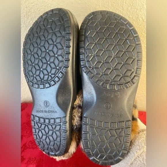 Faux Fur lined slippers, black with animal print, size 9‎ women’s