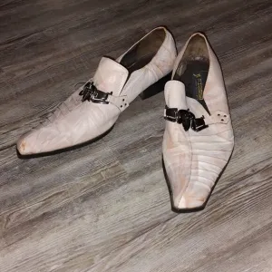Fiesso Marble Beige Diagonal Toe One-Side Pleated Leather Shoes  Metal Bracelet