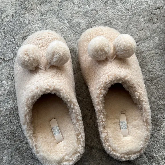 FitFlop Shuv Pom Pom Clogs