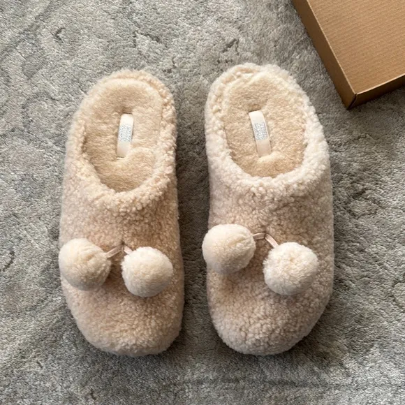 FitFlop Shuv Pom Pom Clogs