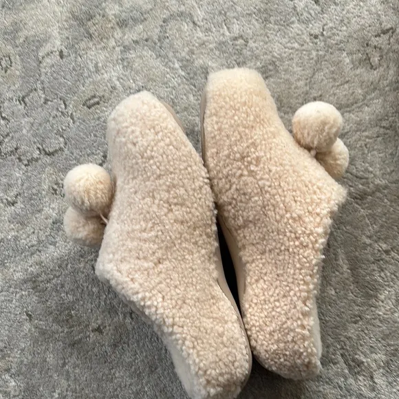 FitFlop Shuv Pom Pom Clogs