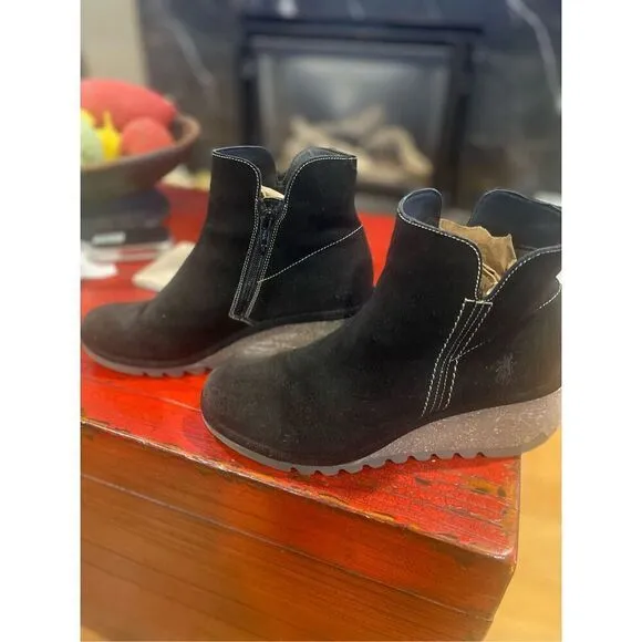 FLY London - Suede Ankle Boots Wedge Heel Bootie with Zipper - Nilo - Black. SIZ