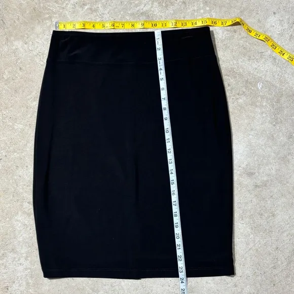 Frank Lyman Skirt Black Women’s Size 10 Midi Lined Small Slit Minimalist