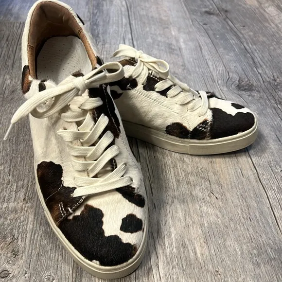 Frye Ivy Low Lace Up Sneaker in Cow Print Sneakers in size 9
