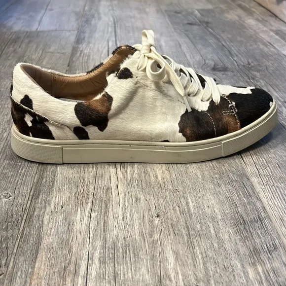Frye Ivy Low Lace Up Sneaker in Cow Print Sneakers in size 9
